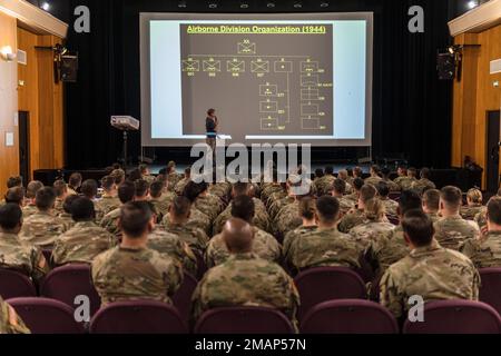 Denis Van Denbrink, un guide de voyage bénévole, présente les États-Unis Soldats de l'armée et unités historiques affiliées du jour J, 2 juin 2022, pendant le jour J 78th commémoration du champ de bataille de Carentan orientation, au Théâtre de Carentan, Carentan, France. La bataille de Carentan était un engagement dans la Seconde Guerre mondiale entre les forces aériennes de l'armée des États-Unis et de la Wehrmacht allemande pendant la bataille de Normandie. La bataille a eu lieu entre le 6 et le 13 juin 1944, sur les approches de et dans la ville de Carentan, France. Banque D'Images