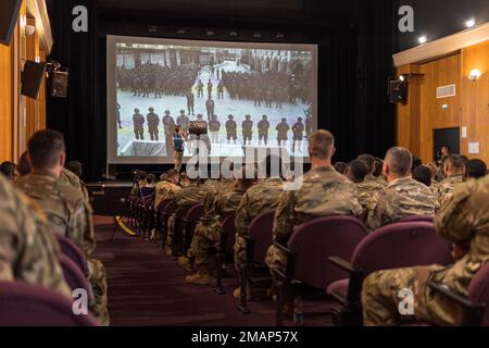 Denis Van Denbrink, un guide bénévole, montre une diapositive de la division 2nd Armored et de la division 101st Airborne en formation à Carentan juin 1944 aux États-Unis Soldats de l'armée et unités historiques affiliées du jour J, 2 juin 2022, pendant le jour J 78th commémoration du champ de bataille de Carentan orientation, au Théâtre de Carentan, Carentan, France. Ensemble, les États-Unis et nos alliés européens indispensables font la preuve de la force de l’alliance et de la détermination dont ils ont fait preuve, confirmée par le jour J il y a 78 ans, et forgée au cours de près de huit décennies de sécurité coopérative digne de foi militaire. Banque D'Images