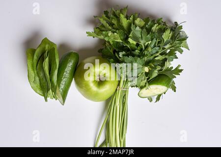 une pomme et quelques verts sur un fond blanc avec un espace pour votre texte ou image à utiliser dans cet article Banque D'Images