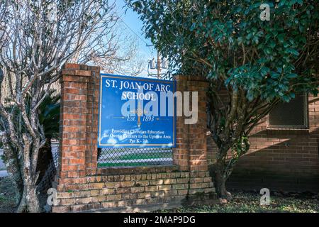 NEW ORLEANS, LA, États-Unis - 9 DÉCEMBRE 2022 : panneau pour St. Jeanne d'Arc School, une école élémentaire dans le quartier de Carrollton Banque D'Images