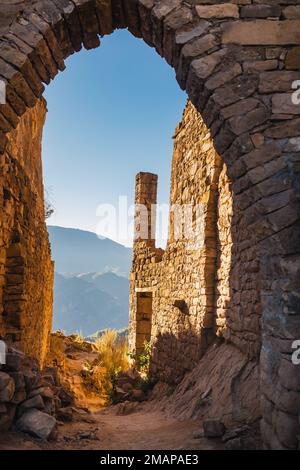 Belle arche de pierre dans les ruines du village abandonné ancien de Gamsutl, Dagestan.Russia Banque D'Images