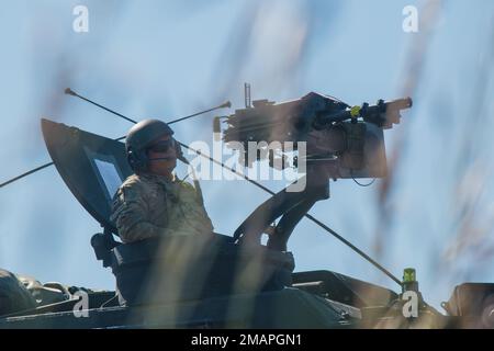A ÉTATS-UNIS Un soldat affecté au 10th Brigade Engineer Battalion, 1st Armored Brigade combat Team, 3rd Infantry Division a un lanceur de grenade Mk19 sur un Howitzer M109 dans le cadre de la résolution 17 combinée dans la zone d'entraînement de Hohenfels, Allemagne, 2 juin 2022. La résolution combinée est un américain L'exercice de l'armée, composé de 5 600 membres de service, alliés et partenaires de plus de 10 pays, vise à évaluer la capacité des unités à mener des opérations de combat efficacement dans un espace de combat multidomaine. Banque D'Images