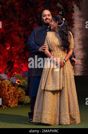 Mumbai, Inde. 19th janvier 2023. MUMBAI, INDE - JANVIER 19 : Radhika Merchant et Anant Ambani posent pour les médias pendant leur engagement, à Antilia sur 19 janvier 2023 à Mumbai, Inde. (Photo par Anshuman Poyrekar/Hindustan Times/Sipa USA) crédit: SIPA USA/Alay Live News Banque D'Images