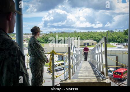 Port de l'APRA, Guam (2 juin 2022) – Christopher Thayer, directeur du commandement militaire du transport maritime, opérations maritimes, se prépare à monter à bord du sous-marin de classe Emory S., USS Frank Cable (AS 40) pour une visite du navire, 2 juin 2022. Frank Cable, déployé vers l'île de Guam, répare, réarme et réarme les sous-marins et les navires de surface dans la région Indo-Pacifique. Banque D'Images