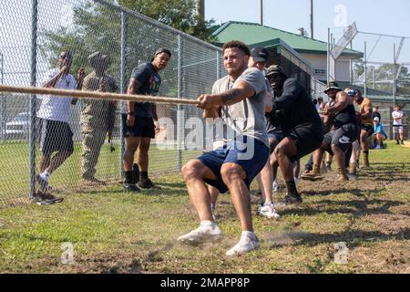 Les soldats affectés au bataillon de soutien de l'aviation 603rd, 3rd Brigade de l'aviation de combat, 3rd Division d'infanterie concourent dans un tournoi de remorqueurs pendant la semaine de l'aviation de la Marne à l'aérodrome de l'armée de chasseurs, 2 juin 2022. La semaine de l'air de la Marne offre une excellente occasion aux soldats actuels et anciens de se réunir pour construire la camaraderie et le moral. Banque D'Images