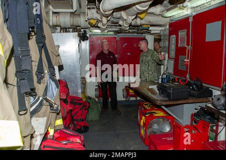 Port de l'APRA, Guam (2 juin 2022) – Christopher Thayer, directeur du commandement du transport maritime militaire, opérations maritimes, visite un casier de réparation à bord du sous-marin de classe Emory S. Land USS Frank Cable (AS 40), 2 juin 2022. Frank Cable, déployé vers l'île de Guam, répare, réarme et réarme les sous-marins et les navires de surface dans la région Indo-Pacifique. Banque D'Images