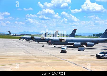 Un taxi d'avion cargo C-17 Globemaster III à la base de McGhee Tyson ANG, Tennessee, après l'atterrissage. L'escadre de ravitaillement en carburant aérien 134th abrite l'avion de ravitaillement KC-135R Stratotanker. Banque D'Images