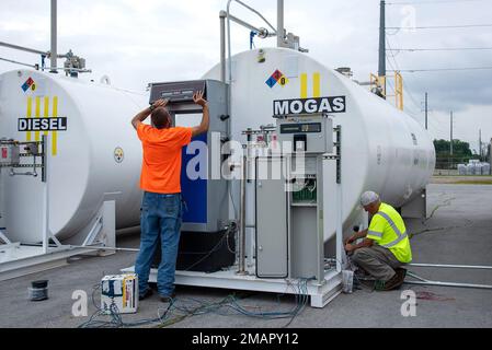 Agence de logistique de la Défense les entrepreneurs en énergie effectuent des branchements électriques 2 juin pour trois réservoirs de stockage temporaire de carburant au point de ravitaillement de Columbus du Centre d’approvisionnement de la Défense. Le point de service militaire et les clients d'installation et les réservoirs souterrains sont maintenant au-delà de leur durée de vie utile. Les responsables de l'environnement de l'installation travaillent avec DLA Energy et les États-Unis Le corps des ingénieurs de l'armée pour concevoir les opérations futures de point de carburant. Banque D'Images