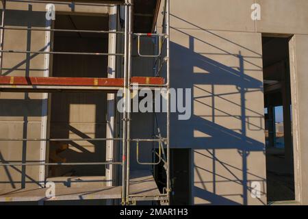 Maison en échafaudage .murs de la maison en échafaudage.matériaux de construction et le processus de construction.échafaudage et construction. Banque D'Images