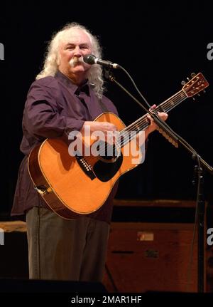 19 janvier 2023 - David Crosby, le chanteur, auteur-compositeur et guitariste et membre des Byrds et Crosby, Stills & Nash, est décédé à l'âge de 81 ans après une longue maladie. Photo du dossier: 10 septembre 2006 - Pittsburgh, Pennsylvanie - le guitariste DAVID CROSBY de CROSBY, DISTILLATEURS, NASH & YOUNG se produit sur leur Tour 2006 au Pavillon Post-Gazette. (Credit image: © Jason L Nelson/AdMedia via ZUMA Press Wire) USAGE ÉDITORIAL SEULEMENT! Non destiné À un usage commercial ! Banque D'Images