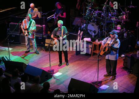 19 janvier 2023 - David Crosby, le chanteur, auteur-compositeur et guitariste et membre des Byrds et Crosby, Stills & Nash, est décédé à l'âge de 81 ans après une longue maladie. Photo du dossier : 15 mai 2005 - West Hollywood, Californie - Graham Nash, Stephen Stills, David Crosby. Crosby, Stills et Nash exécutent Rosewood School Benefit concert à la House of Blues. (Credit image: © Zach Lipp/AdMedia via ZUMA Press Wire) USAGE ÉDITORIAL SEULEMENT! Non destiné À un usage commercial ! Banque D'Images