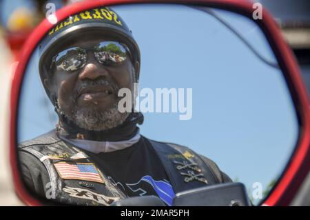 Un membre du club de motos de Buffalo Soldiers est vu dans le miroir de sa moto. Près de 100 cavaliers de différents chapitres du club de moto des soldats de Buffalo ont honoré l'héritage des soldats de Buffalo en visitant le monument du soldat de Buffalo à ft. Leavenworth. La visite du monument a été commanditée par le ft. Leavenworth chapitre. Banque D'Images