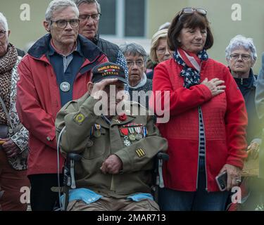 George Merz, ancien combattant américain de la Seconde Guerre mondiale âgé de 97 ans, rend hommage à 3 juin 2022, Lors des événements du jour J 78th, à Montebourg, Normandie, France. George Merz s'enlisait dans l'armée sur 12 mai 1943, fut affecté à la compagnie de police militaire de 818th et débarqua en Normandie sur 13 juin 1944. Banque D'Images