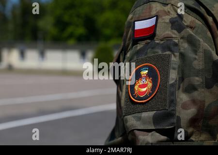 Un soldat polonais affecté au bataillon de soutien à l'entraînement, est à l'attention lors d'une cérémonie à Biedrusko, en Pologne, au 3 juin 2022. Le Bataillon de soutien à l'entraînement du Centre d'entraînement des forces terrestres de l'armée polonaise a célébré 8 ans d'adoption du patrimoine historique de diverses unités blindées qui étaient basées autour de Biedrusko et de Poznan, en Pologne. Banque D'Images