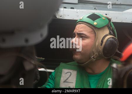 220603-N-WU964-1019 MÉCANICIEN de la structure aérienne DE LA MER DES PHILIPPINES (3 juin 2022) classe 1st Luke Mendoza, de Cleveland, effectue l'entretien d'un Haucon MH-60s attaché aux faucons dorés de l'escadron de combat de la mer (HSC) 12 sur le pont de vol des États-Unis Le seul porte-avions de la Marine, le USS Ronald Reagan (CVN 76). Le HSC 12, établi à l'origine sous le nom d'Escadron anti-sous-marin d'hélicoptères (HS) 2 sur 7 mars 1952, est le plus ancien escadron d'hélicoptères de la Marine opérationnelle. Ronald Reagan, le navire amiral du Carrier Strike Group 5, fournit une force prête au combat qui protège et préserve Banque D'Images