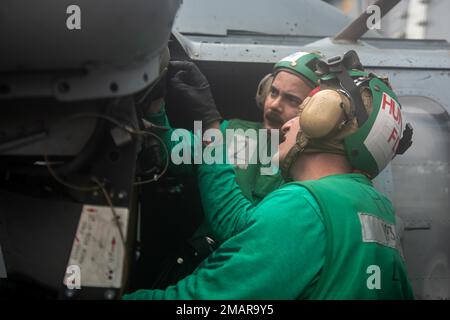 220603-N-WU964-1024 MÉCANICIEN de charpente d'aviation DE LA MER DES PHILIPPINES (3 juin 2022) 1st classe Luke Mendoza, de retour de Cleveland, et mécanicien de charpente d'aviation 1st classe Ryan Helfrich, de St. Louis, effectue des travaux d'entretien sur un MH-60s Sea Hawk attaché au Golden Falcons of Helicopter Sea combat Squadron (HSC) 12 sur le pont de vol des États-Unis Le seul porte-avions de la Marine, le USS Ronald Reagan (CVN 76). Le HSC 12, établi à l'origine sous le nom d'Escadron anti-sous-marin d'hélicoptères (HS) 2 sur 7 mars 1952, est le plus ancien escadron d'hélicoptères de la Marine opérationnelle. Ronald Reagan, le navire amiral Banque D'Images