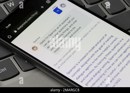 La page Web de Sparrow, un chatbot de l'ai basé sur le modèle de langue Chinchilla de DeepMind, est vu sur un smartphone, le 18 janvier 2023. Banque D'Images