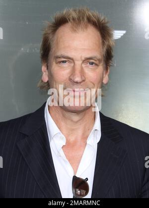 19 janvier 2023 - l'acteur britannique Julian Sands, connu pour son rôle dans le film de 1986, acclamé par la critique, « A Room with a View », a été signalé comme manquant vendredi après une randonnée seule sur un sentier sur le dangereux Mont Baldy dans les montagnes San Gabriel, dans le sud de la Californie. Photo du fichier : 20 février 2015 - West Hollywood, Californie - Julian Sands. GRANDE réception du film britannique en hommage aux nominés britanniques des prix annuels de l'Académie 87th qui se tiennent à l'hôtel London West Hollywood. Crédit photo : AdMedia Banque D'Images