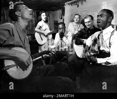 Pete Seeger, chanteur de folk, dirige une hootenanny en 1950s. Banque D'Images