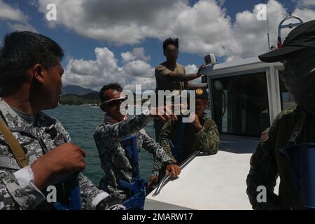 Un soldat du Groupe des forces spéciales 1st (aéroporté) observe en tant que membres de la police nationale philippine - Groupe maritime, de l'unité des opérations spéciales 2nd et de la Force des opérations spéciales de la Garde côtière philippine une visite, un conseil, une fouille et une manifestation de saisie à 2 juin 2022, près de Puerto Princesa, Palawan. Cet engagement a donné aux partenaires l'occasion d'échanger des tactiques, des techniques et des procédures entre eux afin d'améliorer l'interopérabilité tout en partageant de nouvelles idées pour les opérations maritimes. ÉTATS-UNIS Les Forces d’opérations spéciales continuent de se préparer pour le chall de demain Banque D'Images