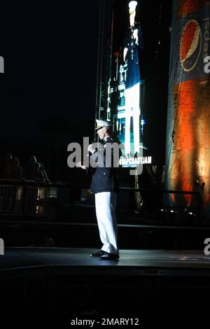 ÉTATS-UNIS Marine, le Maj Vincent L. Thompson présente l'artiste de musique country Gary Allen au Pepsi Gulf Coast Jam à Panama City Beach, FL, 3 juin 2022. Les Marines ont assisté à cet événement pour mener des activités de sensibilisation de la communauté et parler avec le public du corps des Marines. Banque D'Images