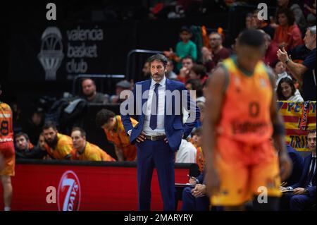 Valence, Espagne. 19th janvier 2023. Alex Mumbru entraîneur de Valencia basket vu pendant le match 2022/2023 de Turkish Airlines 4 entre Valencia basket et l'équipe de Pestizan Belgrade à la Cour municipale Fuente de San Luis. (Note finale: Panier Valencia 89:81PArtizan Belgrade) (photo de Germán Vidal/SOPA Images/Sipa USA) crédit: SIPA USA/Alay Live News Banque D'Images