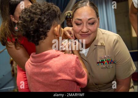 Amaris Gonzales, technicienne en chef des systèmes d'information, est épinglée par sa mère Debbie et ses enfants Aaliyah, Mikal jr. Et Eli lors de la cérémonie d'épinglage de l'unité de pré-mise en service John F. Kennedy (CVN 79). Le grade de chef principal et de chef principal a été créé par 1 juin 1958, en vertu d'une modification à la Loi sur l'indemnisation des accidents de carrière de 1949. John F. Kennedy est le deuxième porte-avions de classe Ford et est en construction au chantier naval Huntington Ingalls Industries Newport News. Banque D'Images