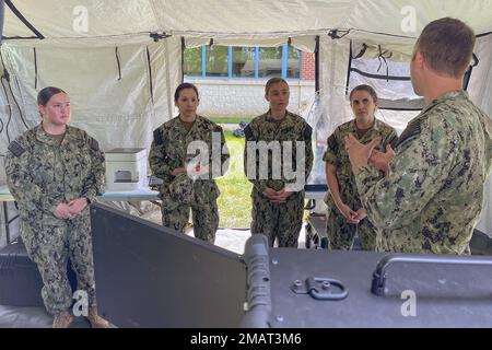 FREDERICK, Maryland (3 juin 2022) le lieutenant Chaselynn Watters de la Direction de la recherche sur la défense biologique (DDRB) du Centre de recherches médicales de la marine (CRMN) discute d’une méthode d’essai orthogonale utilisée par les laboratoires expéditionnaires. Le laboratoire BDRD du NCMR, situé à ft. Detrick travaille à faire progresser la recherche et à développer des traitements pour se protéger contre les attaques biologiques. Banque D'Images