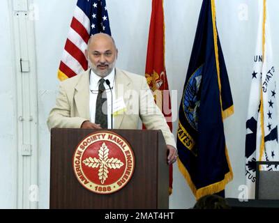 David Fayocavitz, du Naval surface Warfare Center, de la division de Philadelphie, a reçu le prix Hilleman 2022 lors de la conférence annuelle sur la corrosion de la Société américaine des ingénieurs navals de 2022, à San Diego, en Californie, sur 3 juin 2022. Banque D'Images