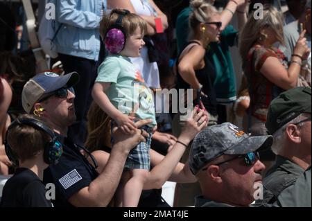 Un membre, affecté à la 122nd Fighter Wing, Indiana, regarde avec ses enfants pendant le fort Wayne Air Show 3 juin 2022. Le spectacle public gratuit, organisé par la Fighter Wing Wing 122nd, a présenté les États-Unis Air Force Thunderbirds, les avions Thunderbolt II de l'aile A-10C, Shockwave Jet Truck et d'autres avions. (Photo de la Garde nationale aérienne par le sergent d'état-major Justin Andras) Banque D'Images