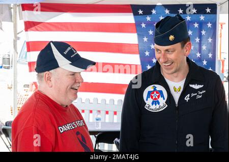 Un volontaire de besoins spéciaux aime rire avec les États-Unis Le major Zane Taylor de la Force aérienne, pilote Thunderbirds, pendant le fort Wayne Air Sho 3 juin 2022. Le spectacle public gratuit, organisé par la Fighter Wing 122nd, a également présenté les avions Thunderbolt II a-10C de l'aile, le Shockwave Jet Truck et d'autres appareils. (Photo de la Garde nationale aérienne par le sergent d'état-major Justin Andras) Banque D'Images