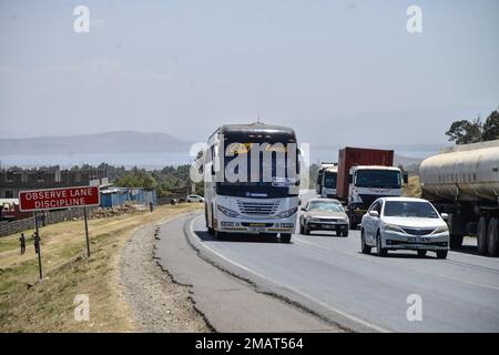 Nakuru, Kenya. 17th janvier 2023. Les véhicules doivent passer devant un panneau de signalisation routière avertissant un automobiliste pour observer la discipline de voie placée dans une zone récemment déclarée comme un point noir 5km à l'ouest de la ville de Nakuru sur l'autoroute très fréquentée de Nakuru-Nairobi. En 2022, le Kenya a enregistré une augmentation du nombre de décès dus aux accidents de la route, faisant état de 4 432 en novembre par rapport à 4 271 au cours de la même période en 2021, soit une augmentation de 3 %. Crédit : SOPA Images Limited/Alamy Live News Banque D'Images