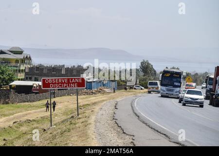 Nakuru, Kenya. 17th janvier 2023. Les véhicules doivent passer devant un panneau de signalisation routière avertissant un automobiliste pour observer la discipline de voie placée dans une zone récemment déclarée comme un point noir 5km à l'ouest de la ville de Nakuru sur l'autoroute très fréquentée de Nakuru-Nairobi. En 2022, le Kenya a enregistré une augmentation du nombre de décès dus aux accidents de la route, faisant état de 4 432 en novembre par rapport à 4 271 au cours de la même période en 2021, soit une augmentation de 3 %. Crédit : SOPA Images Limited/Alamy Live News Banque D'Images