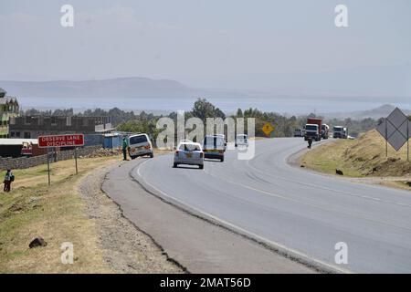 Nakuru, Kenya. 17th janvier 2023. Les véhicules doivent passer devant un panneau de signalisation routière avertissant un automobiliste pour observer la discipline de voie placée dans une zone récemment déclarée comme un point noir 5km à l'ouest de la ville de Nakuru sur l'autoroute très fréquentée de Nakuru-Nairobi. En 2022, le Kenya a enregistré une augmentation du nombre de décès dus aux accidents de la route, faisant état de 4 432 en novembre par rapport à 4 271 au cours de la même période en 2021, soit une augmentation de 3 %. Crédit : SOPA Images Limited/Alamy Live News Banque D'Images