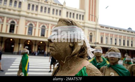 Brasilia, Brésil. 19th janvier 2023. CEGOS est une intervention urbaine présentée par Desvio colectivo, dont la proposition visuelle est de critiquer la condition écrasante caractéristique du travail d'entreprise iconisée dans la tenue sociale que les hommes et les femmes des grandes villes utilisent comme armure de tous les jours. Dans ce document, présenté sur 19 janvier 2023, les critiques des événements récents à Brasília, sur 8 janvier, où les bolsonaristes ont lancé une tentative de coup d'État frustré, ont été incorporées. Crédit: Benedicto Faga/Alamy Live News Banque D'Images