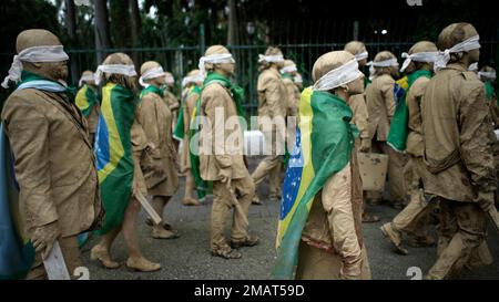 Brasilia, Brésil. 19th janvier 2023. CEGOS est une intervention urbaine présentée par Desvio colectivo, dont la proposition visuelle est de critiquer la condition écrasante caractéristique du travail d'entreprise iconisée dans la tenue sociale que les hommes et les femmes des grandes villes utilisent comme armure de tous les jours. Dans ce document, présenté sur 19 janvier 2023, les critiques des événements récents à Brasília, sur 8 janvier, où les bolsonaristes ont lancé une tentative de coup d'État frustré, ont été incorporées. Crédit: Benedicto Faga/Alamy Live News Banque D'Images