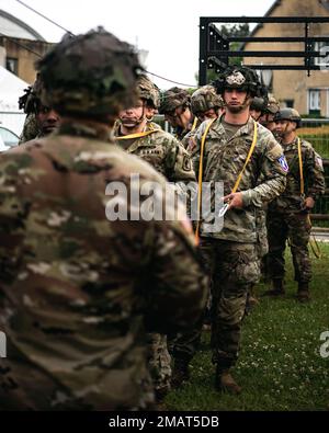 A ÉTATS-UNIS Le parachutiste de l'armée affecté à la Brigade aéroportée 173rd observe un maître-jumpmaster pour des commandes de saut lors d'un entraînement aérien soutenu en préparation à une opération aéroportée entre les parachutistes américains, français, allemand et néerlandais dans le cadre de l'anniversaire du jour J 78th à Saint-mère-Église, en France, sur 4 juin 2022. Sur 6 juin 1944, plus de 150 000 soldats des forces alliées ont envahi la Normandie, en France, par mer et par air. Plus de 23 000 parachutistes ont participé à l'invasion. La Brigade aéroportée de 173rd est la U.S. La Force de réaction de contingence de l'armée en Europe, qui fournit rapidement déploré Banque D'Images