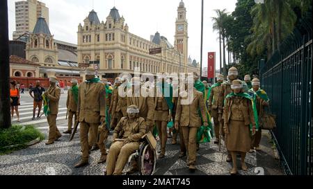 Brasilia, Brésil. 19th janvier 2023. CEGOS est une intervention urbaine présentée par Desvio colectivo, dont la proposition visuelle est de critiquer la condition écrasante caractéristique du travail d'entreprise iconisée dans la tenue sociale que les hommes et les femmes des grandes villes utilisent comme armure de tous les jours. Dans ce document, présenté sur 19 janvier 2023, les critiques des événements récents à Brasília, sur 8 janvier, où les bolsonaristes ont lancé une tentative de coup d'État frustré, ont été incorporées. Crédit: Benedicto Faga/Alamy Live News Banque D'Images