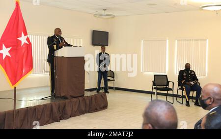 Le général de division Kodjo KNOX-Limbacker, Adjutant général de la Garde nationale des Îles Vierges, a prononcé son allocution au cours de la cérémonie de promotion de l'Adjudant-chef 4 Mervin T. Mills, Garde nationale des Îles Vierges, quartier général de la Force interarmées, à l'Institut de formation sur l'état de préparation, à 04 juin 2022. M. Mills est promu adjudant-chef 5, qui est le grade de adjudant-chef le plus élevé qui peut être atteint et qui est décrit comme des experts techniques et tactiques de niveau maître dans leur domaine. Banque D'Images