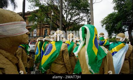 Brasilia, Brésil. 19th janvier 2023. CEGOS est une intervention urbaine présentée par Desvio colectivo, dont la proposition visuelle est de critiquer la condition écrasante caractéristique du travail d'entreprise iconisée dans la tenue sociale que les hommes et les femmes des grandes villes utilisent comme armure de tous les jours. Dans ce document, présenté sur 19 janvier 2023, les critiques des événements récents à Brasília, sur 8 janvier, où les bolsonaristes ont lancé une tentative de coup d'État frustré, ont été incorporées. Crédit: Benedicto Faga/Alamy Live News Banque D'Images