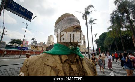 Brasilia, Brésil. 19th janvier 2023. CEGOS est une intervention urbaine présentée par Desvio colectivo, dont la proposition visuelle est de critiquer la condition écrasante caractéristique du travail d'entreprise iconisée dans la tenue sociale que les hommes et les femmes des grandes villes utilisent comme armure de tous les jours. Dans ce document, présenté sur 19 janvier 2023, les critiques des événements récents à Brasília, sur 8 janvier, où les bolsonaristes ont lancé une tentative de coup d'État frustré, ont été incorporées. Crédit: Benedicto Faga/Alamy Live News Banque D'Images