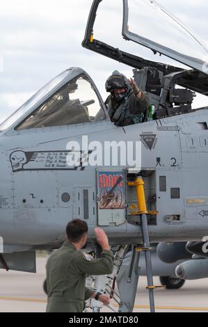 Les membres de la 124th Fighter Wing, de la Garde nationale aérienne de l'Idaho, voyagent à bord d'un C-17 Globemaster III de la 105th Airlift Wing, de la Garde nationale aérienne de New York, en route vers Alpena, Michigan 4 juin 2022. Cet effort appuie Agile rage 22, qui offre des possibilités d'entraînement réalistes, imitant les environnements de combat actuels et futurs dictés par la Stratégie de défense nationale. Banque D'Images