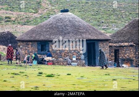 Huttes traditionnelles en pierre ronde dans un petit village dans les hauts plateaux du Lesotho. Banque D'Images