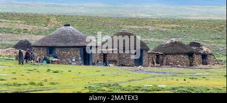 Huttes traditionnelles en pierre ronde dans un petit village dans les hauts plateaux du Lesotho. Banque D'Images