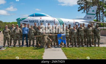 Des aviateurs de l'escadron de soutien de la Force de l'escadre du renseignement 102nd posent pour une photo de groupe sur la base de la Garde nationale aérienne Otis, Massachusetts, 4 juin 2022. Banque D'Images