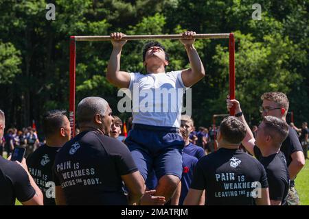 Un candidat de Marine corps Recruiting Station Pittsburgh effectue des pull-ups dans le cadre du défi d'équipe pendant la fin de semaine du guerrier, à Somerset, Pennsylvanie, le 4 juin 2022. Le week-end du Warrior a amené les futures Marines de l'ouest de la Pennsylvanie, de New York, de l'Ohio et de la Virginie occidentale pour les aider à se préparer mentalement et physiquement au défi de la formation des recrues du Marine corps. Banque D'Images