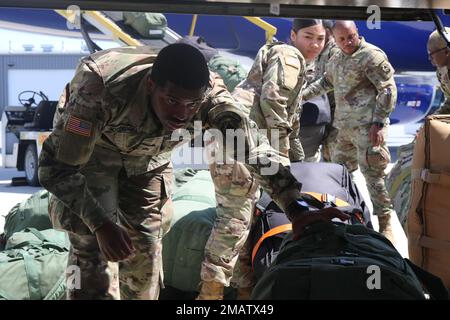 Environ 200 soldats de la Compagnie des 252nd Quartermaster, du 728th Bataillon de soutien au combat, du 213th Groupe de soutien régional, de la Garde nationale de l'Armée de Pennsylvanie, ont quitté le Commonwealth 5 juin pour se déployer au Moyen-Orient. La mission de 252nd Quartermaster Company comprend la fourniture générale de denrées périssables et semi-périssables, le soutien rétrograde, l’approvisionnement en pétrole, le soutien à l’approvisionnement en eau et les services de douche et de blanchisserie aux unités supportées. Il est basé à l'arsenal de Southampton Roads à Philadelphie. Banque D'Images