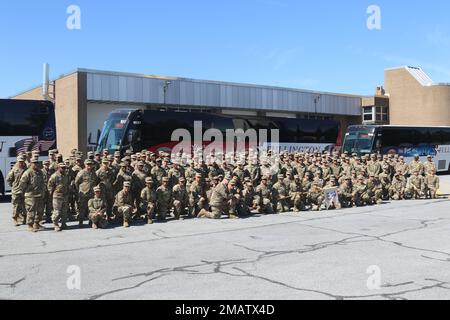 Environ 200 soldats de la Compagnie des 252nd Quartermaster, du 728th Bataillon de soutien au combat, du 213th Groupe de soutien régional, de la Garde nationale de l'Armée de Pennsylvanie, ont quitté le Commonwealth 5 juin pour se déployer au Moyen-Orient. La mission de 252nd Quartermaster Company comprend la fourniture générale de denrées périssables et semi-périssables, le soutien rétrograde, l’approvisionnement en pétrole, le soutien à l’approvisionnement en eau et les services de douche et de blanchisserie aux unités supportées. Il est basé à l'arsenal de Southampton Roads à Philadelphie. Banque D'Images