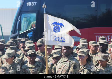 Environ 200 soldats de la Compagnie des 252nd Quartermaster, du 728th Bataillon de soutien au combat, du 213th Groupe de soutien régional, de la Garde nationale de l'Armée de Pennsylvanie, ont quitté le Commonwealth 5 juin pour se déployer au Moyen-Orient. La mission de 252nd Quartermaster Company comprend la fourniture générale de denrées périssables et semi-périssables, le soutien rétrograde, l’approvisionnement en pétrole, le soutien à l’approvisionnement en eau et les services de douche et de blanchisserie aux unités supportées. Il est basé à l'arsenal de Southampton Roads à Philadelphie. Banque D'Images