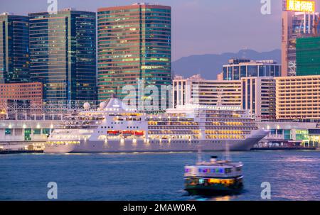 Le premier navire de croisière international en trois ans navigue à Hong Kong depuis le début de la pandémie. The Silver Spirit, ancré à Ocean terminal. Banque D'Images